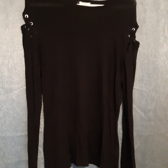 Black top - Picture 1 of 1